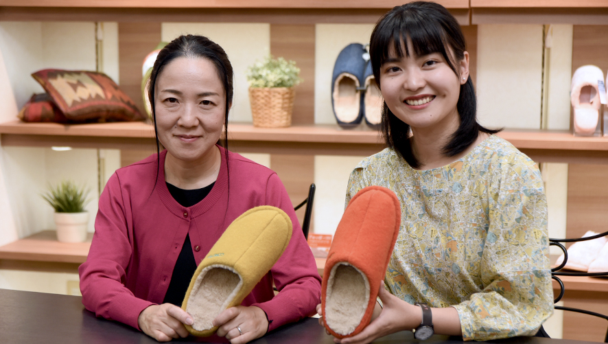 札幌大学監修による新商品「ぎゅっぱー」
これまで様々なスリッパを手掛けてきたニッポンスリッパが、コロナ禍に試行錯誤しながら開発してきた新たなルームシューズの販売を8月下旬からスタートした。商品名の由来や開発の経緯、商品特徴などを企画開発担当者に伺った。